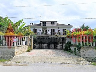 Villa in Vendita a Cervaro, 199'000€, 350 m²
