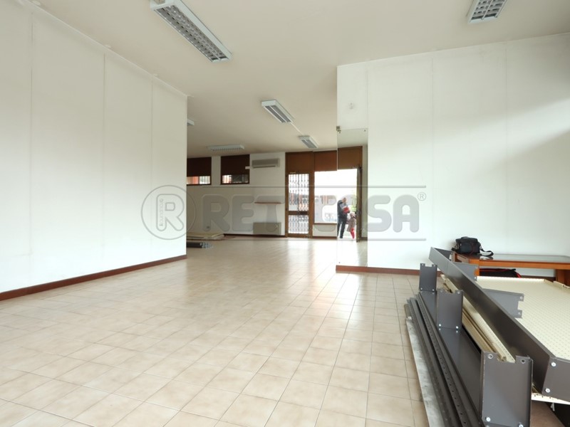 Immobile commerciale in Vendita a Vicenza, 95'000€, 140 m², con Box