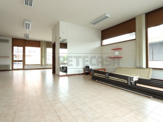 Immobile commerciale in Vendita a Vicenza, 95'000€, 140 m², con Box