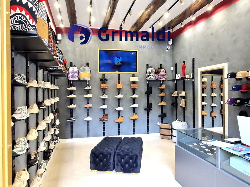 Attività commerciale in Affitto a Napoli, 2'500&euro;, 45 m²