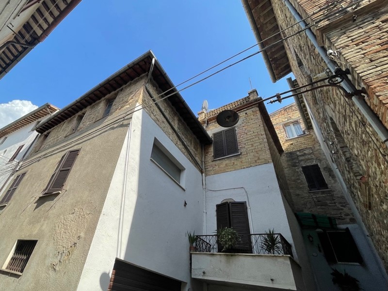 Appartamento in Vendita a Cannara, 66'000€, 285 m², arredato, con Box