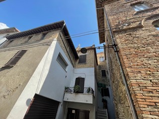 Appartamento in Vendita a Cannara, 66'000€, 285 m², arredato, con Box