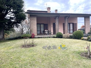Casa Indipendente in Vendita a Traversetolo, 640'000€, 410 m²