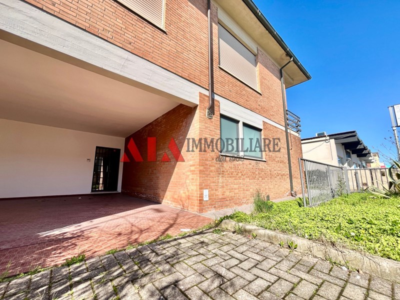 Ufficio in Affitto a Pontedera, 900€, 187 m²
