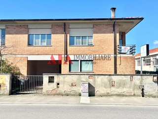 Ufficio in Affitto a Pontedera, 900€, 187 m²
