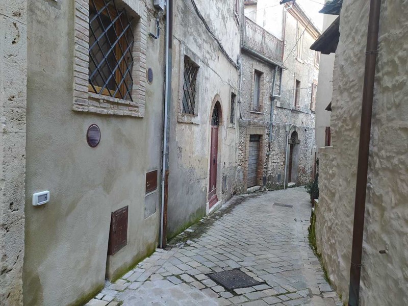 Casa Semi Indipendente in Vendita a Lugnano in Teverina, 33'000€, 99 m²