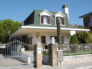 Casa Indipendente in Affitto a Lignano Sabbiadoro, zona Lignano Sabbiadoro, 6'000€, 120 m², arredato