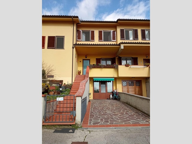 Villetta a schiera in Vendita a Pistoia, 280'000€, 150 m², arredato, con Box