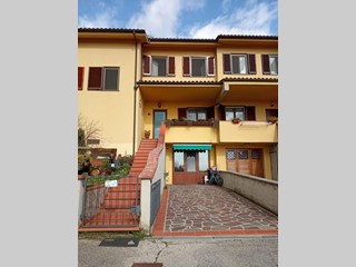 Villetta a schiera in Vendita a Pistoia, 280'000€, 150 m², arredato, con Box