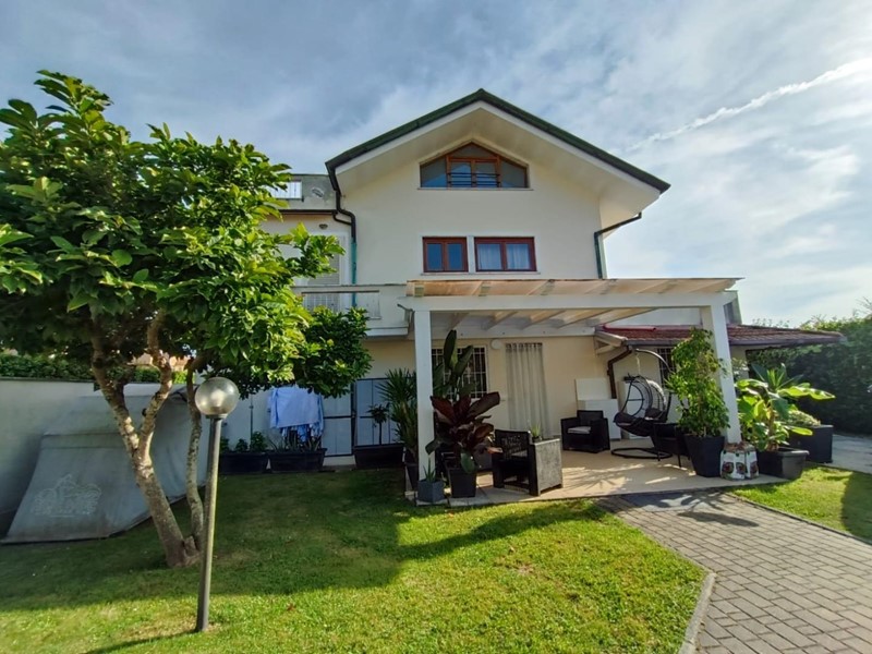 Villa bifamiliare in Vendita a Montignoso, zona Cervaiolo, 450'000&euro;, 200 m², arredato