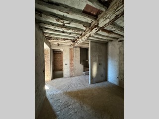 Casa Semi Indipendente in Vendita a Capannori, zona Colle di Compito, 70'000€, 150 m²