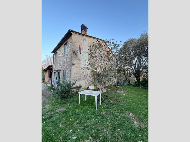 Casa Semi Indipendente in Vendita a Capannori, zona Gragnano, 250'000€, 140 m², con Box