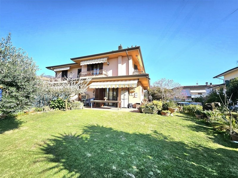 Villa bifamiliare in Vendita a Massa, zona Quercioli, 475'000&euro;, 200 m², arredato