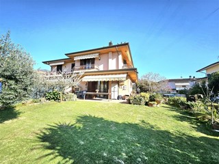 Villa bifamiliare in Vendita a Massa, zona Quercioli, 475'000&euro;, 200 m², arredato