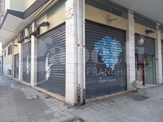 Negozio in Affitto a Bari, 1'300€, 66 m²