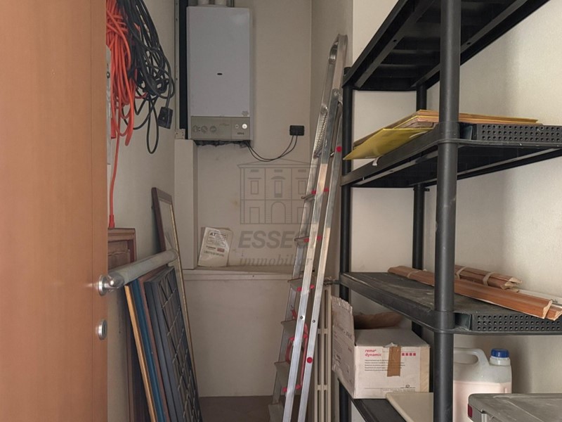 Ufficio in Affitto a Lucca, 1'200€, 110 m²