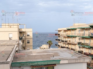 Appartamento in Vendita a Siracusa, zona Tunisi Grottasanta, 135'000&euro;, 159 m²