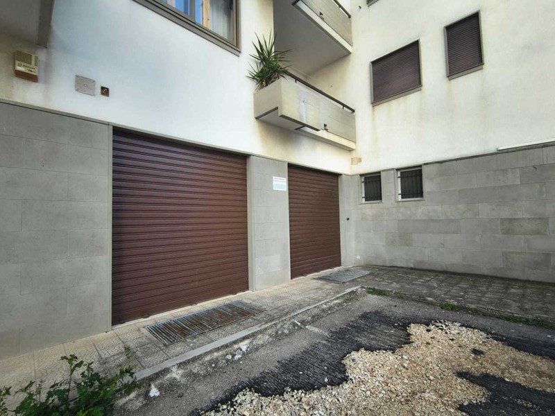 Immobile commerciale in Affitto a Monopoli, zona SEMICENTRALE, 700€, 91 m²