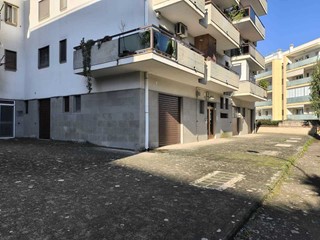 Immobile commerciale in Affitto a Monopoli, zona SEMICENTRALE, 700€, 91 m²