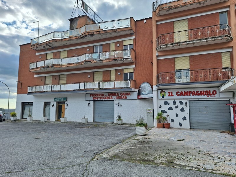 Immobile commerciale in Vendita a Morlupo, 450'000&euro;, 2000 m², con Box