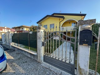 Casa Indipendente in Vendita a San Michele al Tagliamento, 265'000€, 279 m², con Box