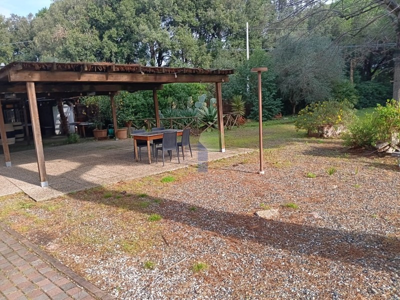 Attività commerciale in Vendita a Cecina, 150'000€, 500 m²