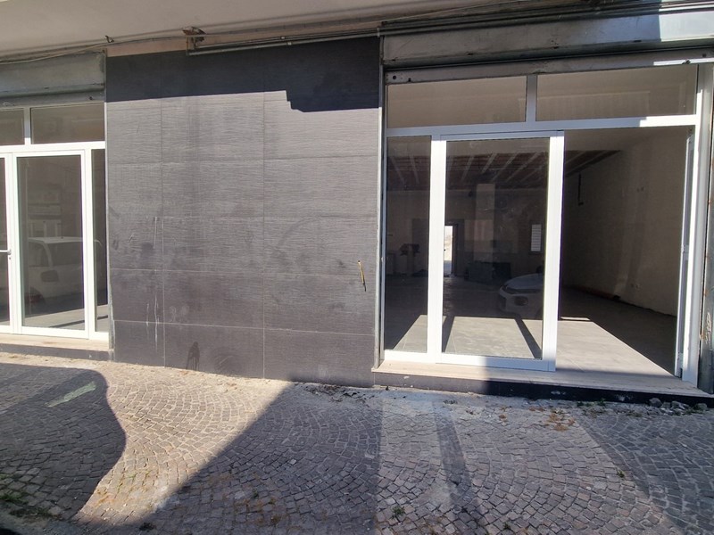 Negozio in Affitto a Mondragone, zona Via Caserta, 1'400€, 1400 m²