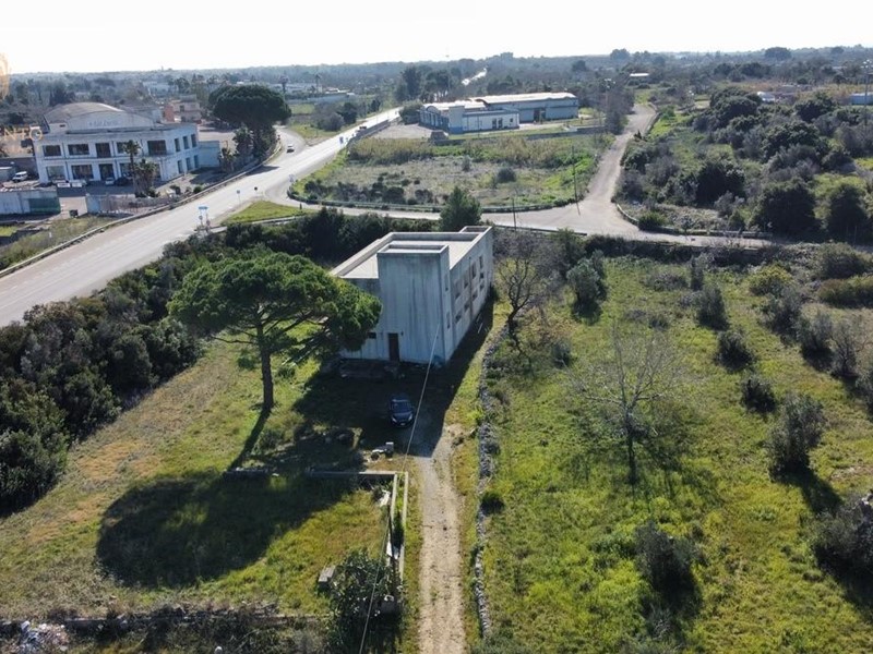 Capannone in Vendita a Presicce Acquarica, 235'000€, 1890 m²