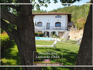 Casale in Vendita a Pescia, 890'000€, 790 m², arredato, con Box