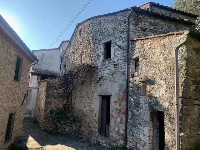 Casa Indipendente in Vendita a Lucca, zona Piazza di Brancoli, 40'000€, 75 m²
