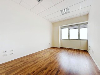 Ufficio in Affitto a Pontedera, 800€, 80 m²