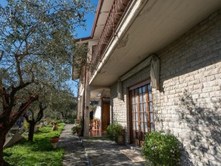 Villa in Vendita a Calice al Cornoviglio, zona Piano di Madrignano, 409'000€, 400 m², arredato, con Box