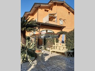 Villa bifamiliare in Vendita a Montignoso, 600'000€, 300 m², arredato