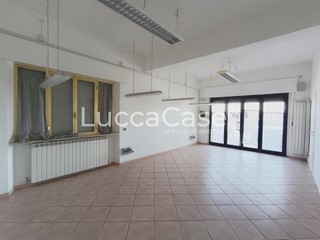 Immobile commerciale in Affitto a Capannori, zona Lammari, 500€, 50 m²