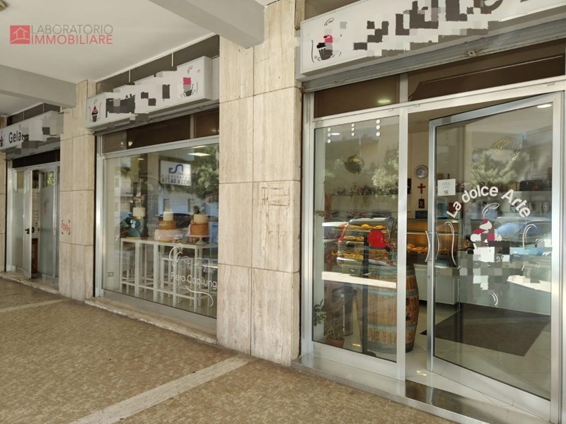 Negozio in Affitto a Lecce, 1'100€, 96 m²