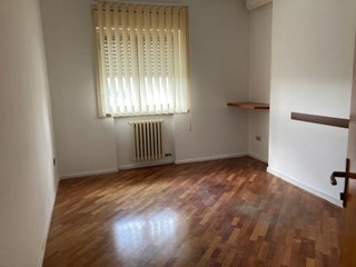 Ufficio in Affitto a Brindisi, 750€, 100 m²