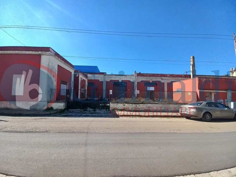 Capannone in Vendita a Alezio, 380'000€, 1100 m²