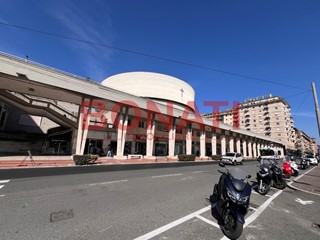 Capannone in Vendita a La Spezia, zona Centro cittÃ, 350'000€, 180 m²