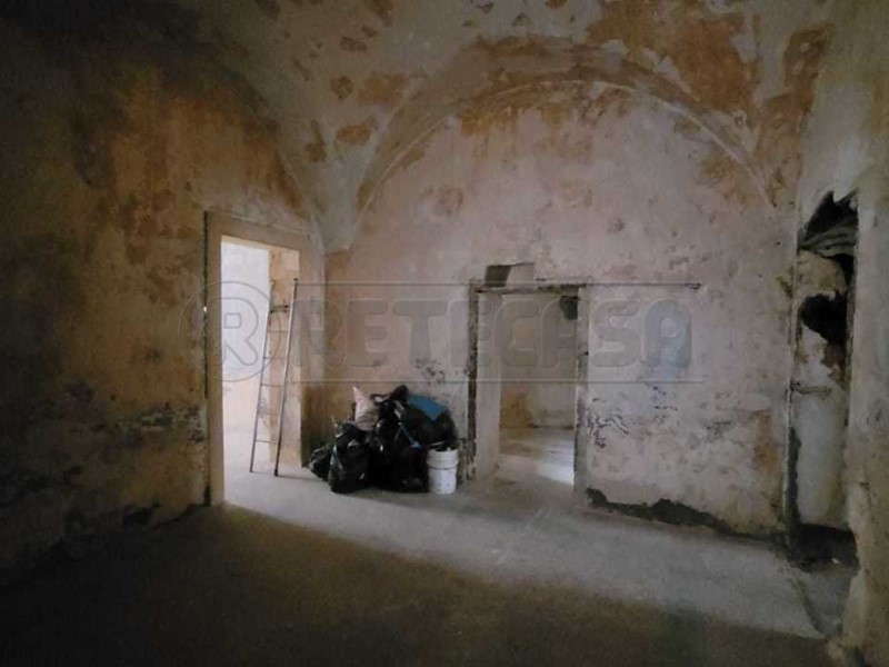 Appartamento in Vendita a Altamura, zona ZONA C.SO F. II DI SVEVIA, 80'000€, 80 m²