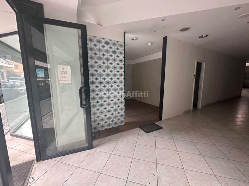 Capannone in Affitto a Latina, 2'600€, 300 m²