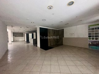 Capannone in Affitto a Latina, 2'600€, 300 m²