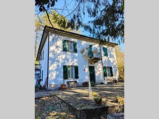 Casa Indipendente in Vendita a Comano, 300'000€, 280 m², con Box