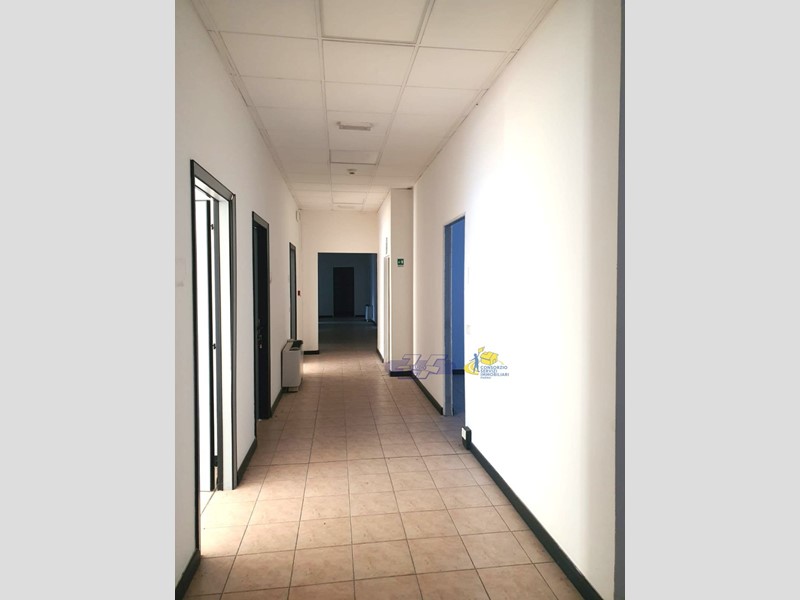 Immobile commerciale in Affitto a Parma, 6'000€, 600 m²