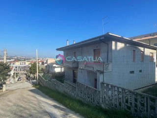 Casa Indipendente in Vendita a Montesilvano, 260'000€, 260 m², con Box