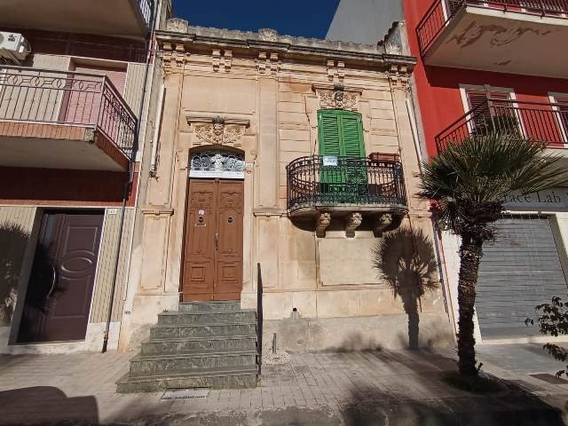 Casa Indipendente in Vendita a Floridia, zona Piazza del Carmine, 100'000€, 150 m²