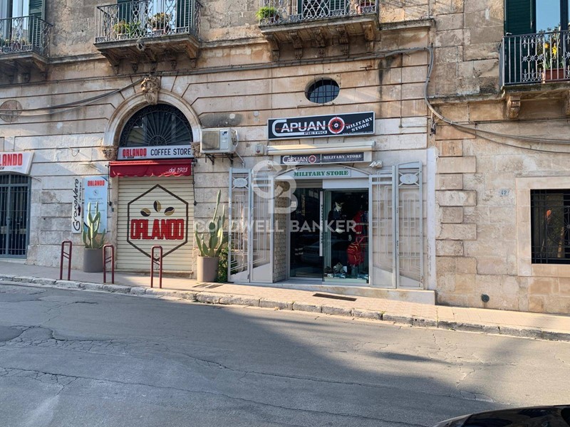 Immobile commerciale in Affitto a Ostuni, 1'150€, 92 m², arredato
