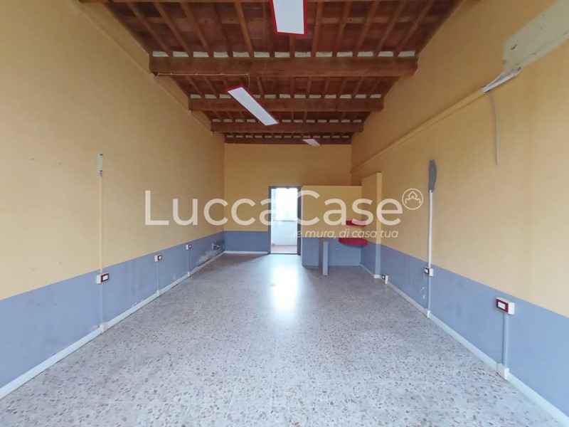 Immobile commerciale in Vendita a Lucca, zona Nave, 50'000€, 40 m²