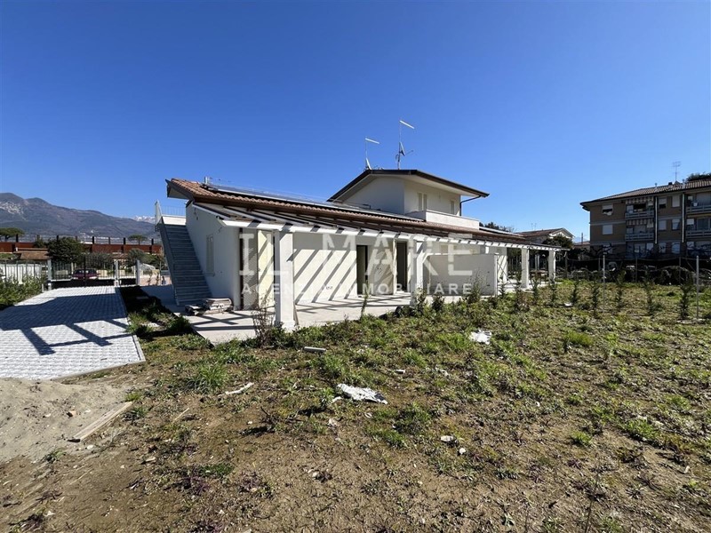 Villa bifamiliare in Vendita a Massa, zona Marina di Massa, 570'000&euro;, 120 m²