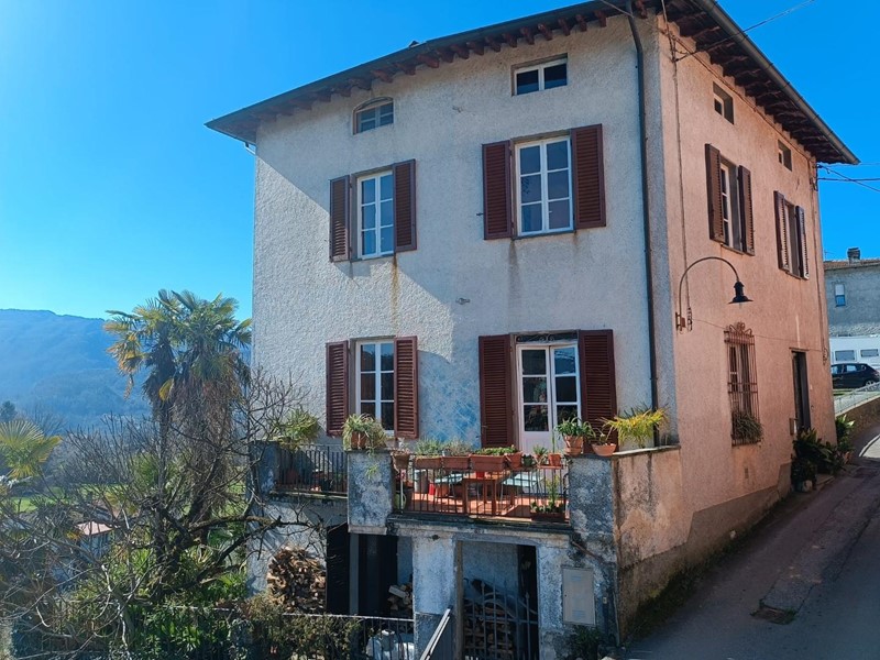 Casa Indipendente in Vendita a Barga, zona Filecchio, 225'000&euro;, 300 m²
