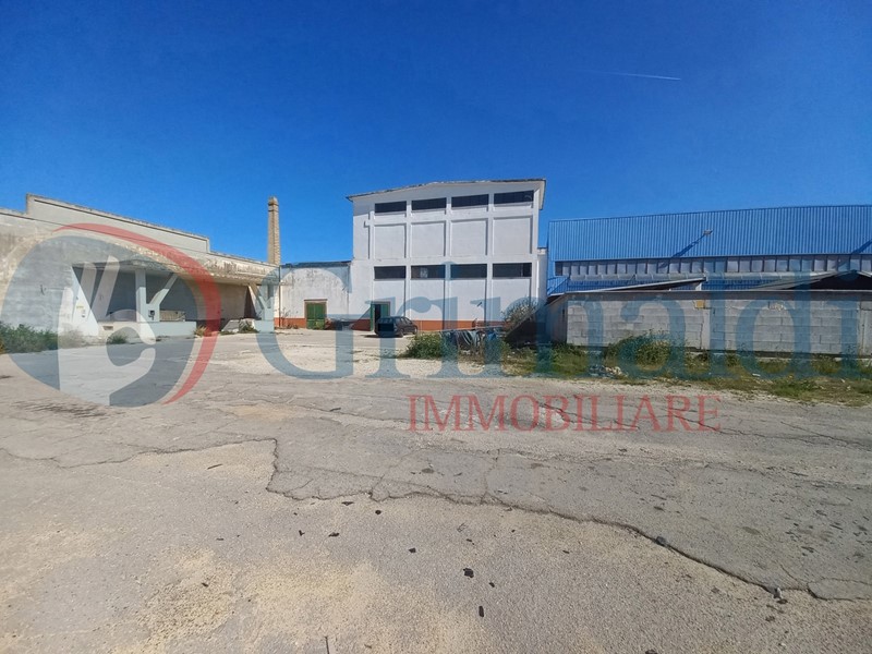 Capannone in Vendita a Alezio, 380'000€, 1100 m²